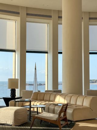 🌊The Most Romantic Hidden Gem in Jinjiang, Quanzhou! A Secluded Hotel with a Private, Untouched Coastline

As someone who's completely powerless against "mountain and sea aesthetics," the Qixu Reef Hotel I discovered in Jinjiang completely captivated me! This designer hotel, built on a reef, delivers a perfect vacation experience with its 270° unobstructed sea views and Minnan (Southern Fujian) charm.

📍【A Secluded Golden Location】 Hidden on a private coastline in Weitou Village, Jinjing Town, Jinjiang, simply navigate to "Qixu Reef Hotel" (Address: No. 277, South Ring Road, Weitou Village, Jinjing Town). Although it's a 40-minute drive from the city center, it offers the privilege of having an entire stretch of untouched beach to yourself! Driving or taking a taxi is recommended, as the route passes along a stunning coastal road.

🌅【A Soulful Abode by the Sea】
• Every room has a sea view! Floor-to-ceiling windows face the Taiwan Strait, offering stunning views of the shimmering blue waters on sunny days and a more picturesque scene on misty, rainy days.

• My boyfriend's favorite spot is the rocky viewing platform on the terrace (the same spot featured in the first picture!), where taking photos of his back looks like a movie poster.

• The room features a customized toiletries set and a complimentary mini-bar, with a thoughtfully provided sea salt bath bag next to the bathtub.

💁♀️【Service even warmer than Haidilao】 Welcome tea and refreshments are served upon arrival, and our butler, Cici, even hand-drew a map of nearby attractions. Most touching was that she secretly arranged a petal bath in my room after discovering it was my birthday! Other staff members also remember guests' surnames, and the yoga instructor in the morning class even helps adjust your breathing rhythm.

🍜【A Taste of Southern Fujian】 A must-try is the Southern Fujian breakfast set of satay noodles and sea worm jelly! For afternoon tea, we recommend the macarons shaped like oyster omelets. The most stunning experience is the beach BBQ at sunset. Enjoy freshly grilled seafood while watching the sunset, and the staff will even help you take amazing photos of the "people-sea-food" trio.

📸【Photographer's Secret Checklist】
1. Rocky walkway at sunrise (backlighting creates stunning silhouettes)
2. Use a clever angle to create the illusion of the infinity pool connecting to the sea.
3. Take a shot from above the lobby's spiral staircase; the geometric lines are incredibly sophisticated.
4. Bathtub and sea view in the room (wearing a white bathrobe makes for even better photos).
5. Capture the moonlight and the trails of waves at night using a slow shutter speed.

⚠️【Useful Tips】
• Best time to stay: Avoid July-August (typhoon season); September-October offers clear skies and the bluest sea.
• Must-haves: Sun hat, sunscreen, mosquito repellent (the beach ecosystem is amazing).
• Hidden bonus: Ask the front desk for a "Weitou Village Food Map," and you'll be able to enjoy authentic Minnan-style fried pork with vinegar within a 5-minute drive.

This place is perfect for artsy young people looking to unwind, and also for families wanting to give their children a nature education. As the morning light spills across the sea, you'll finally understand what it means to be "home is where the heart is."