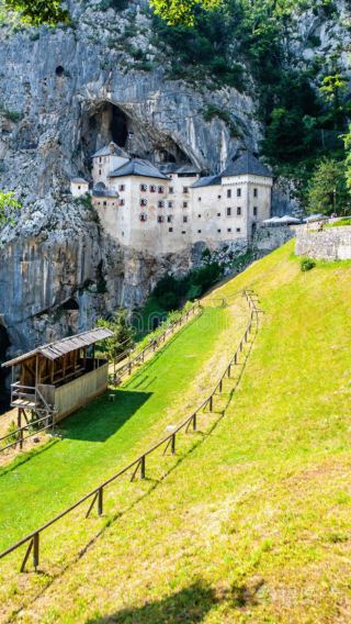 ปราสาทเปรดจามา เจ้าของสถิติโลกกินเนสส์ในฐานะ "ปราสาทถ้ำที่ใหญ่ที่สุดในโลก"