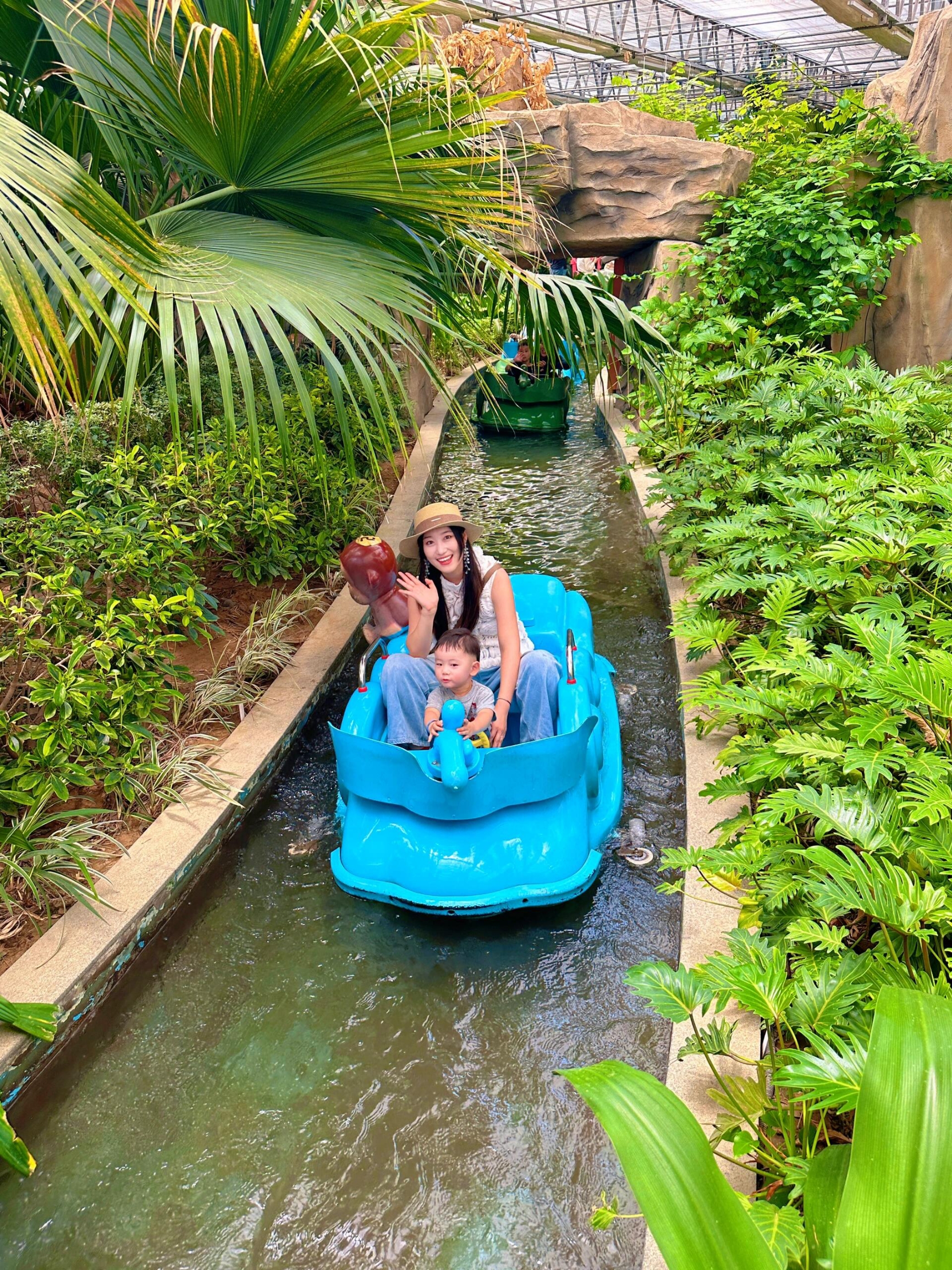 Summer is too hot🔥, melting under the sun outdoors🔥, and at home, I'm afraid the kids will get bored and moldy😫  
Took my 2-year-old Dali to 📍Beijing Nangong Wuzhou Botanical Park, stepping right into a real-life Wizard of Oz🍃  

A blessing for moms❗️80% of the facilities here are suitable for kids under 3 years old (more kid-friendly than Disney and Universal~) Dali insists on playing every ride twice before coming down, playing until he refuses to leave🤪  

Here comes the nanny-level guide👇 Hurry and save it!  

💙【Ticket Guide】  
🎫 Tickets are divided into amusement ride tickets + admission tickets  
👶 Kids need to buy the unlimited ride ticket for 149 RMB  
(Admission ticket not included, but free admission for kids under 1.2 meters🆓)  
👩 Adults only need to buy the admission ticket for 78 RMB  
📌 All amusement rides require one parent to accompany  

💚【Weekdays vs Holidays】  
✔️ Fewer people on weekdays, you can play whatever you want without waiting  
✖️ But no performances  
✔️ Performances on weekends  
✖️ Popular rides have 10-30 minute queues  

💛【Three Major Amusement Areas】  
🎡 Greenhouse Park, Water Curtain Cave, Flower-Fruit Mountain (with many small rides inside)  
1️⃣ Must-play in Greenhouse Park:  
🌴 Jungle Coaster🦁️  
🚗 Mini Driving School (Dali’s favorite!)  
🏖️ Sand Playground (energy burner! Recommended to play last, otherwise you won’t be able to drag them away😂)  

2️⃣ Must-play in Water Curtain Cave:  
🚣‍♀️ Amazon Rafting  
🏄‍♂️ Clever Crossing of Tongtian River  

3️⃣ Must-play in Flower-Fruit Mountain:  
🦈 Fierce Battle Shark Island  
🚂 Jungle Mini Train  

🐦 Animal Performance Area:  
Lots of beautiful talking parrots🦜 that say "Hello" to the kids~ The performance schedule is in the last picture!  

💜【Indoor Temperature】  
🌡️ Constant temperature around 26°C all year round  
☀️ No need to worry about sunburn in summer! Much cooler than outdoors  
👕 Recommend dressing kids in light and breathable clothes  

🍴【Dining Tips】  
There is a Flamingo Restaurant in the park but the reviews are average  
🍱 Smart moms choose delivery:  
Set location to 📍"Beijing Nangong Wuzhou Botanical Park North Gate"  
Delivery drivers know to drop off at the gate, super convenient!