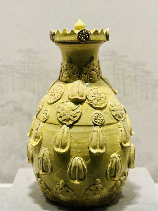 山西省博物館に人々が集まり、陶磁器の工芸品を鑑賞する中で、火花が