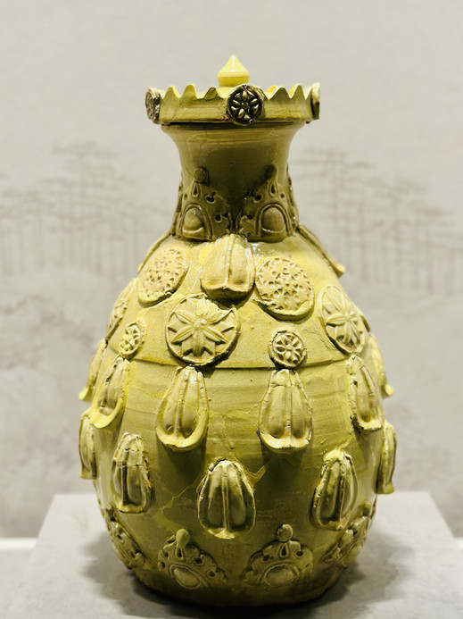 山西省博物館に人々が集まり、陶磁器の工芸品を鑑賞する中で、火花が
