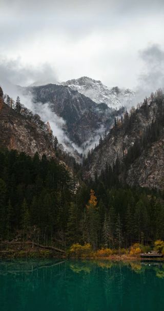 The beautiful and enchanting scenery is captivating. Jiuzhaigou is located in Zhangzha Town, Jiuzhaigou County, Aba Tibetan and Qiang Autonomous Prefecture, Sichuan Province, China. It is a national scenic area.