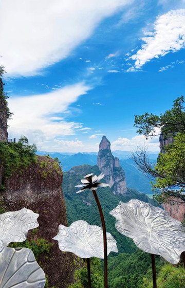 Explore the cloud-top fairyland of Shenxianju and stumble upon the