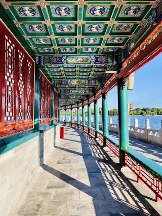 Morning Glow on Qionghua Island: The Century-Old Yanlou Corridor at Beihai Park