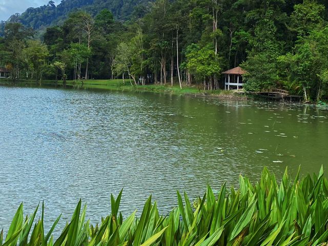 อุทยานแห่งชาติทะเลบัน ที่นี่โอบล้อมด้วยเทือกเขา