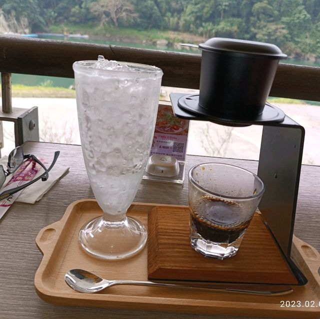 碧潭水灣湖邊享受午餐或晚飯