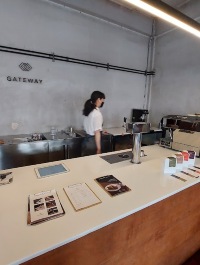 Gateway Coffee Roasters วิวถนนท่าแพ