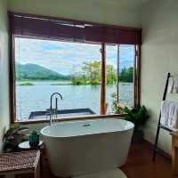 ที่พักสุดโรแมนติก Lakeview Floating Villas