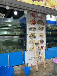 擁有香港平民夜總會之稱嘅廟街