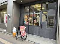 北海道・札幌。『SHIRAYUKI(白雪)』の北海道牛乳100%使用。赤いナプキンに包まれたソフトクリーム。