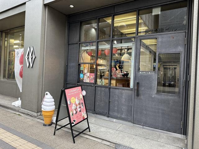 北海道・札幌。『SHIRAYUKI(白雪)』の北海道牛乳100%使用。赤いナプキンに包まれたソフトクリーム。  北海道・札幌。『SHIRAYUKI(白雪)』の北海道牛乳100%使用。赤いナプキンに包まれたソフトクリーム。