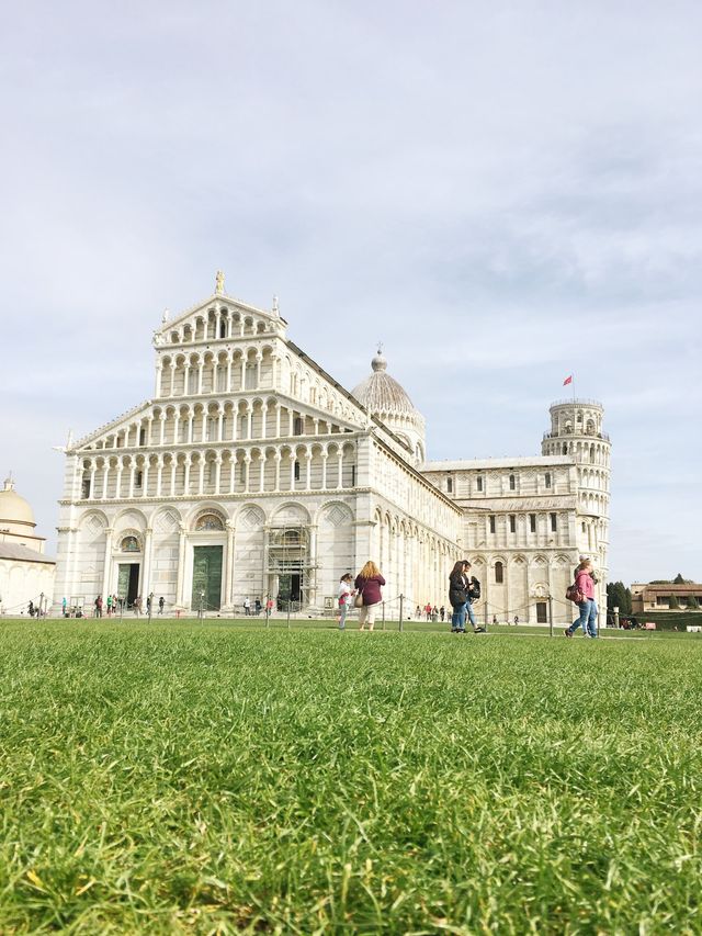 意大利🇮🇹比薩斜塔前沒有人是正常拍照