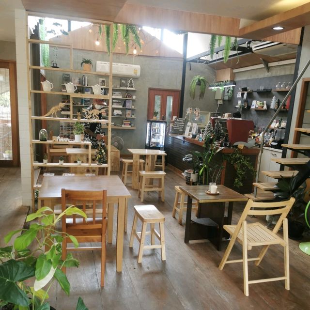 Hence Coffee & Eatery คาเฟ่น่ารักย่านสนามบินน้ำ