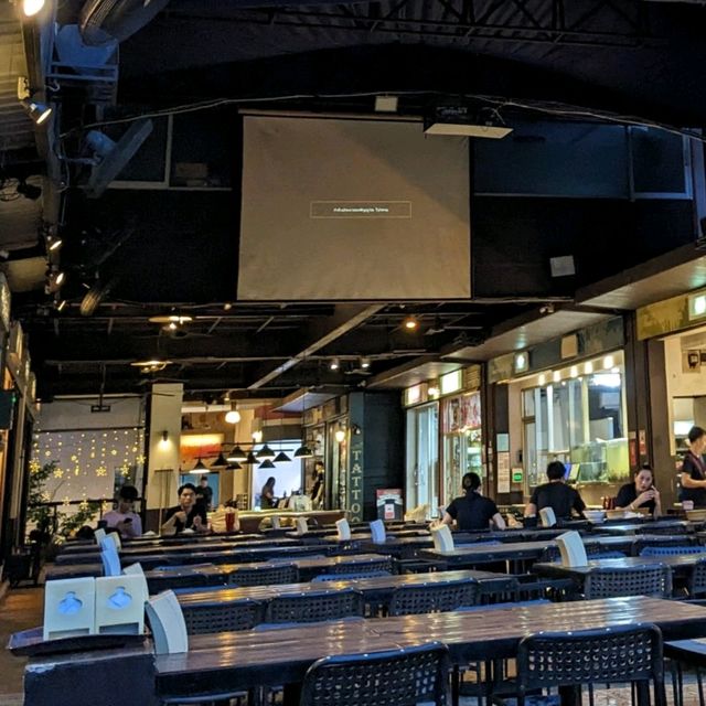 ホワイクワン・テラスで、プーパッポンカリーとパッタイとカオパットの晩ごはん…シンハービールとエスコーラで乾杯。