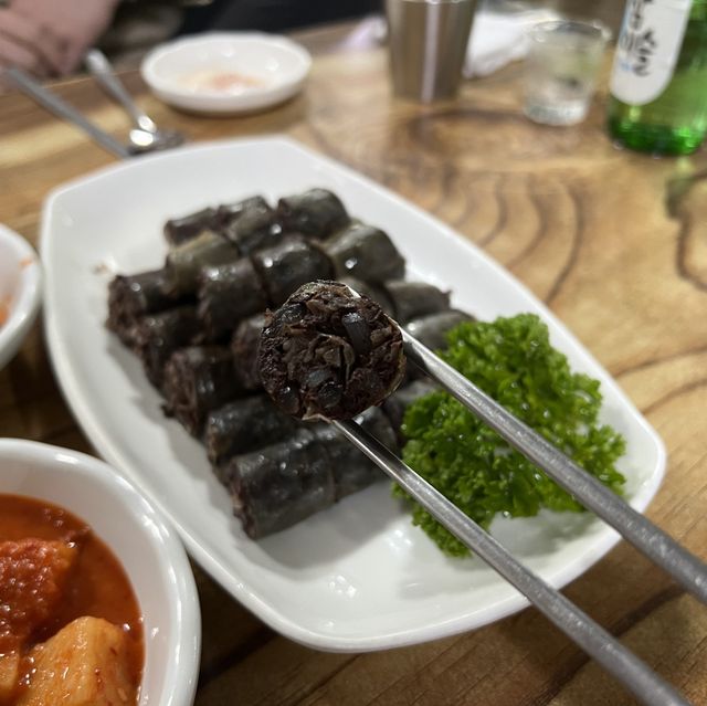 뚝배기에 고기가 한가득 들어갔는데 저렴한 봉순대!