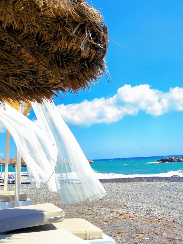 【サントリーニ島🇬🇷】のんびりバカンスに最高！絶景カマリビーチ🏖