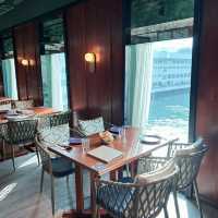 【 在維港海景旁品嘗泰式美食 】