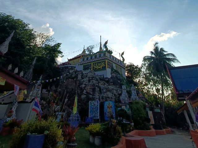 สักการะสิ่งศักดิ์สิทธิ์วัดในเขา ชุมพร