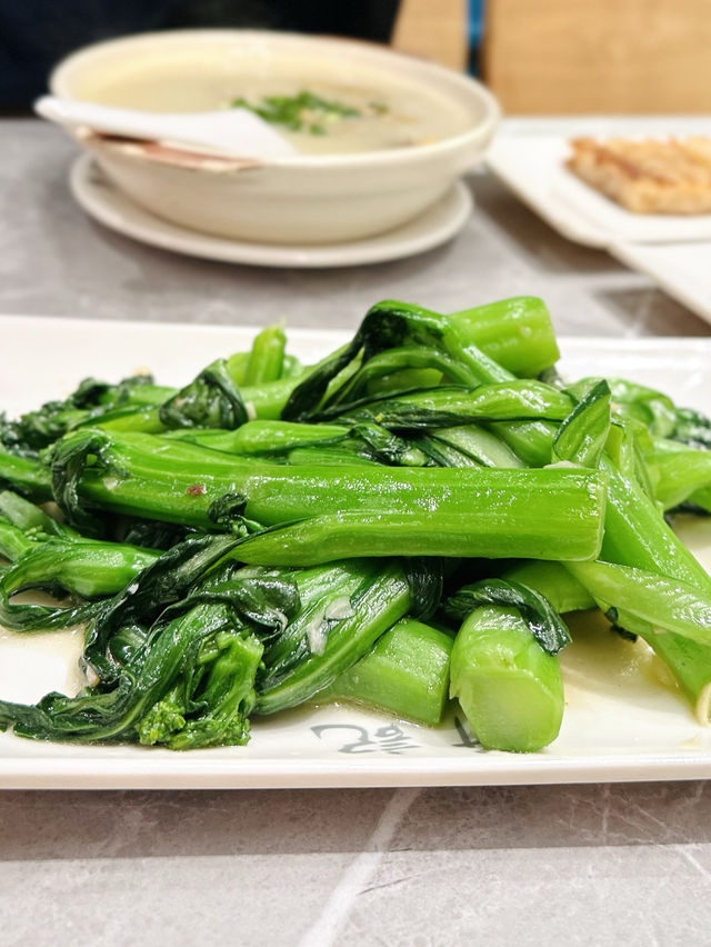 「新記食熱辣辣既生滾雞粥，必食之選」