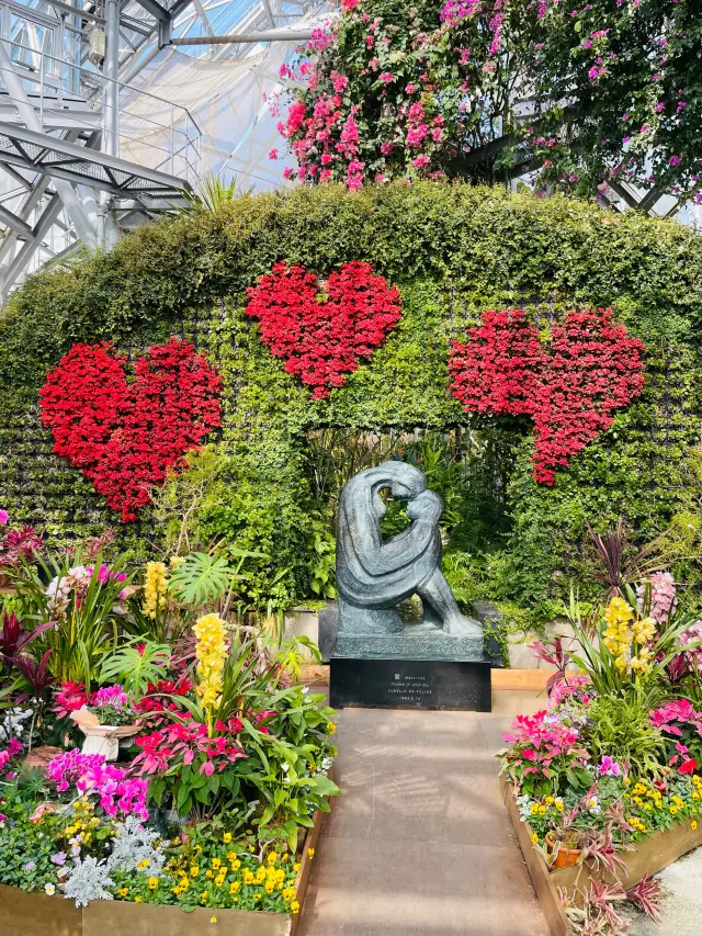 【Hyogo Prefecture】The popular photo spot 'Statue of Love' in the glasshouse.