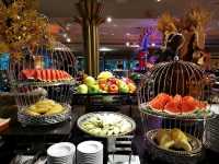 บุฟเฟต์มื้อเย็นสุดอลังที่โรงแรม The Emerald