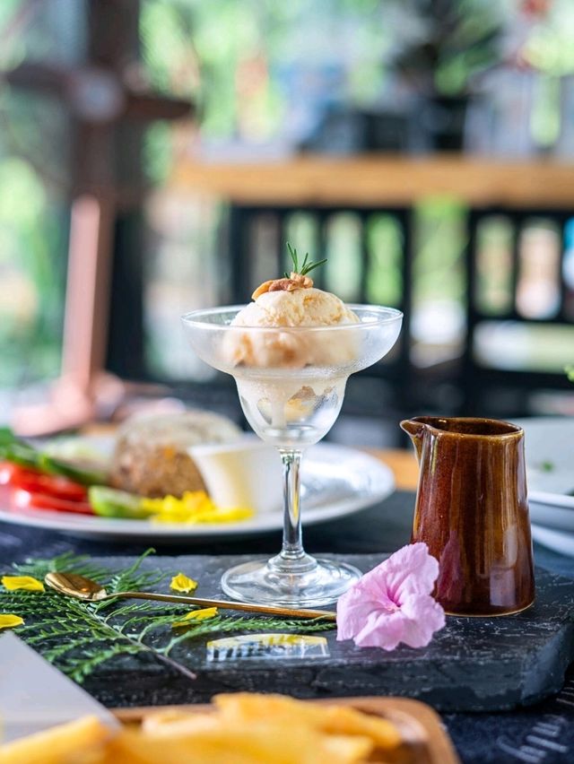 ☕️ นั่งชิลริมน้ำตก The Waterfall Farm Cafe