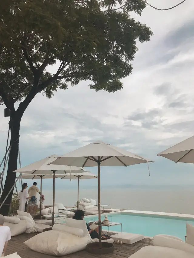 華欣巧克力盒酒店｜無邊際泳池與海岸線的絕美映襯