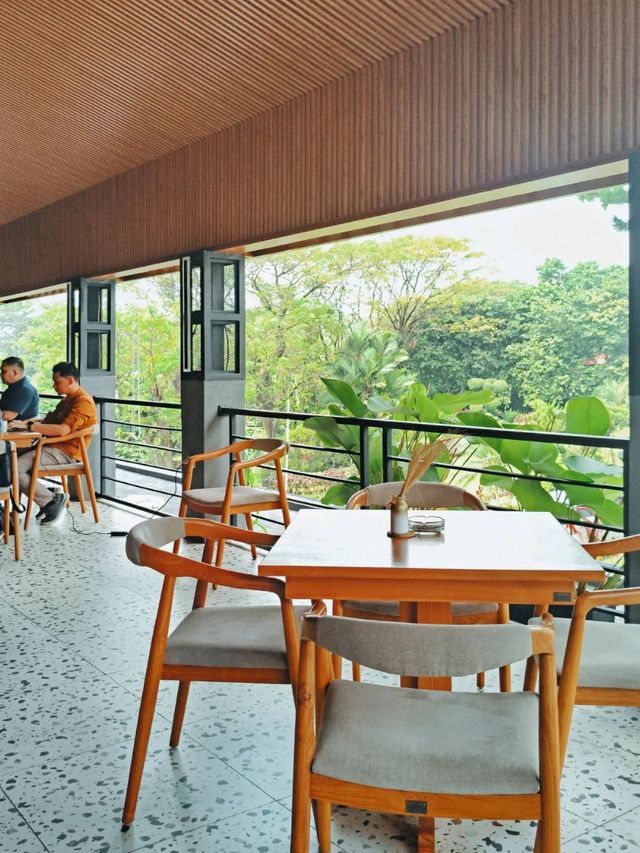 CROVECOFFE | THIS GARDEN-VIEW CAFE