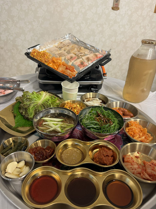 레트로한 감성의 냉동삼겹살 맛집