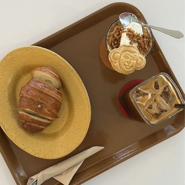 시그니처 쿠키가 올라간 아인슈페너 맛집