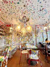 A cute cafe filled with words of love❤️