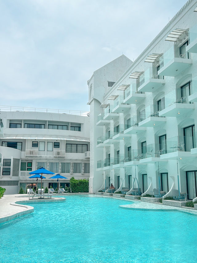 ที่พักติดทะเลพัทยา บรรยากาศซานโตรินี่ 🏖️