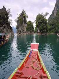 ล่องเรือเที่ยว  ที่อุทยานแห่งชาติเขาสก