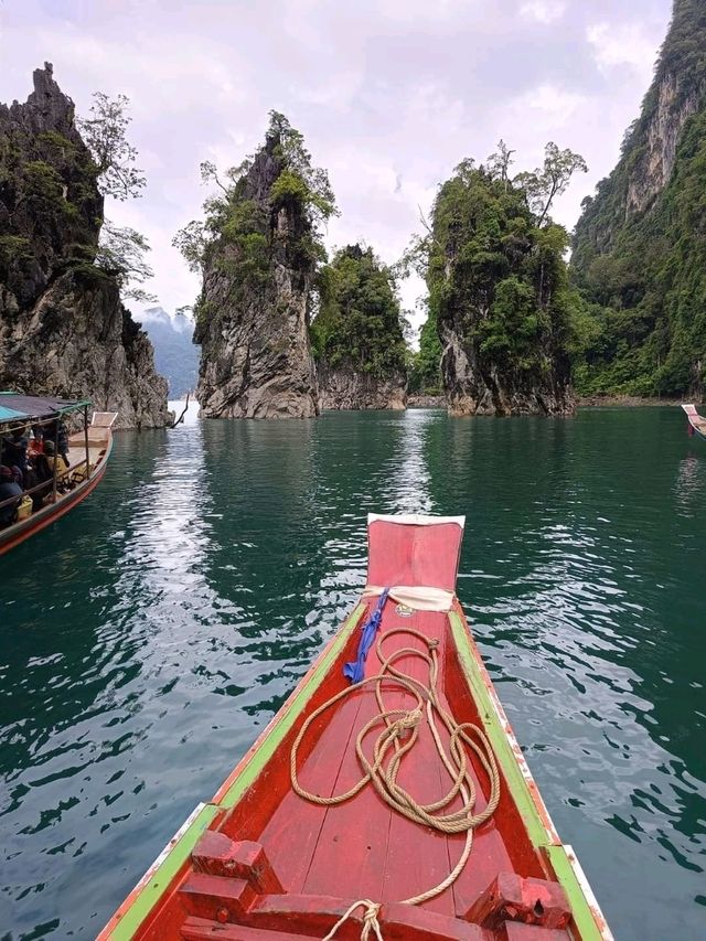 ล่องเรือเที่ยว  ที่อุทยานแห่งชาติเขาสก