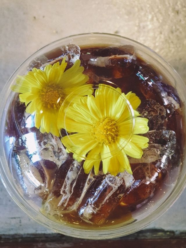 ตลาดร้อยใจรักษ์ จุดแวะพักรถที่มีสวนสวย