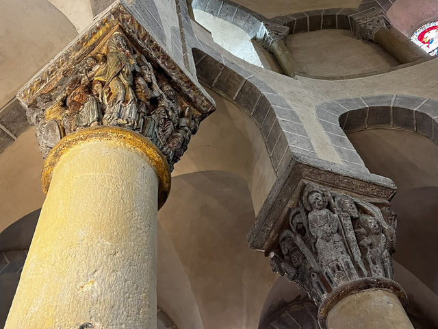 ⛪ サンネクテール教会：フランスの田舎で出会うロマネスク建築の宝石 ✨