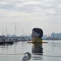 高雄港期間限定，海上巨型「魷魚遊戲」娃娃亮相！
