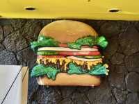 Delicious Lunch at Teddy's Bigger Burgers in Waikiki🍔