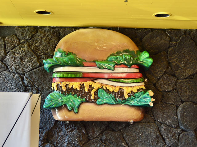 Delicious Lunch at Teddy's Bigger Burgers in Waikiki🍔