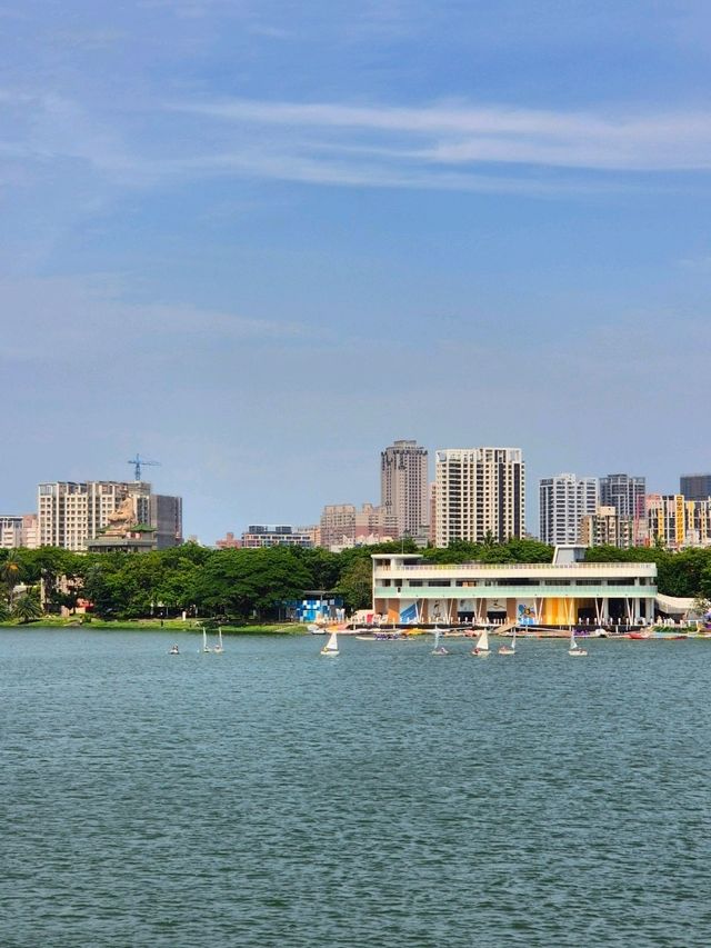 가오슝의 도심 속 호수 : Zuoying Lotus Pond🏝