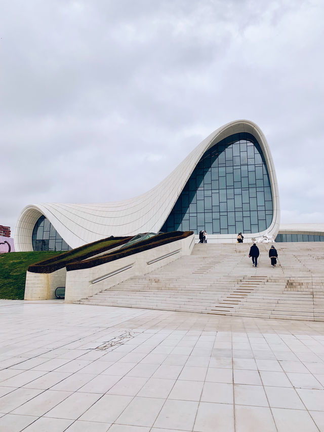Baku’s Iconic Museum: A Journey Through the Heydar Aliyev Center