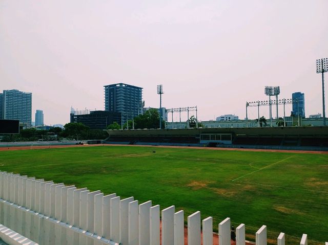 泰國曼谷市中心素坤逸區百年老體育場百年大學校區一日遊行程，體驗曼谷百年歷史底蘊，適合休閒打卡拍照📸