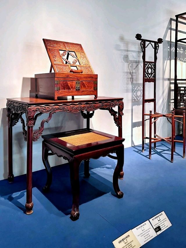 Exploring the Shanghai Museum, literally an awe-inspiring experience! 