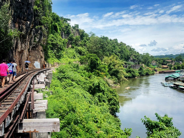 เดินชมวิวแม่น้ำแควบนสะพานรถไฟสายมรณะ 🗣️