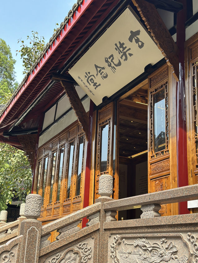 Where ancient serenity meets modern vibrance—Daci Temple in Taikooli. 🌸🙏 