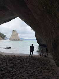 教堂灣 (Cathedral Cove) 雕刻般的海岸線曾令早期的海上探險者著迷，如今也仍然讓到訪這裡的人們感到驚艷。