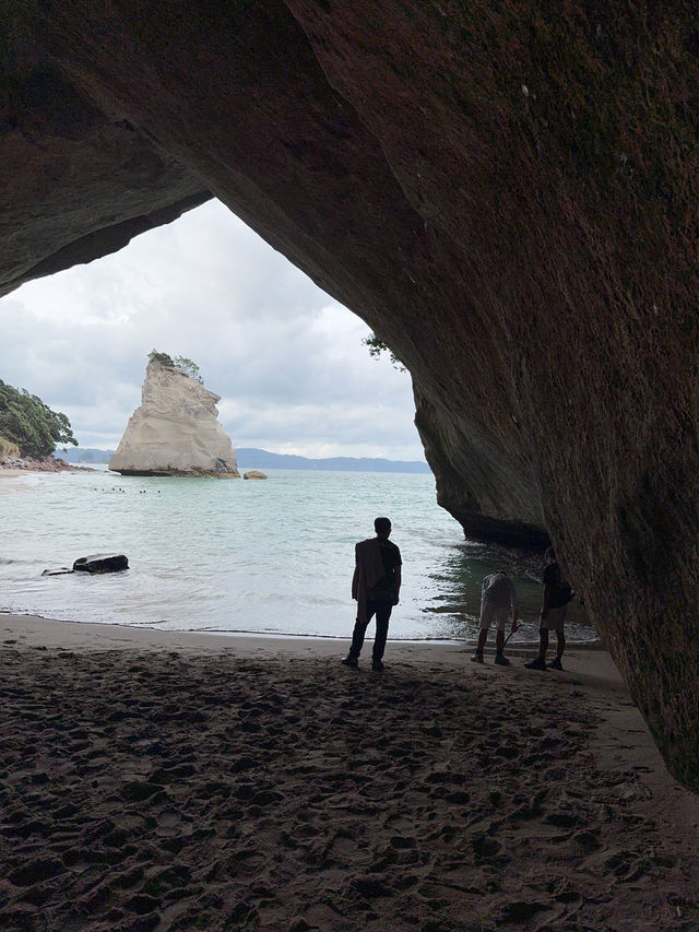 教堂灣 (Cathedral Cove) 雕刻般的海岸線曾令早期的海上探險者著迷，如今也仍然讓到訪這裡的人們感到驚艷。