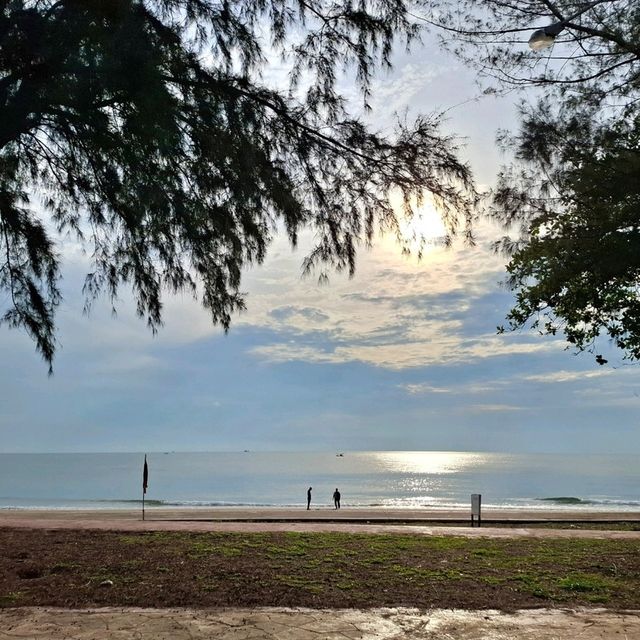 เดินเล่นชายหาดปราณบุรี 
