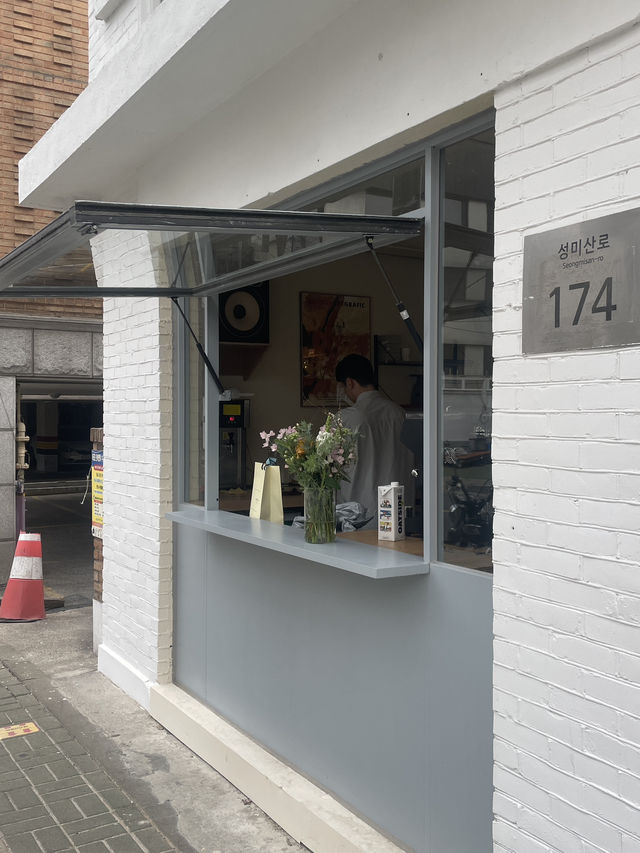 ヨンナムドンエリアに最近オープンしたばっかりのカフェ”HAUSKIRU“☕️ ヨンナムドンエリアに最近オープンしたばっかりのカフェ”HAUSKIRU“☕️