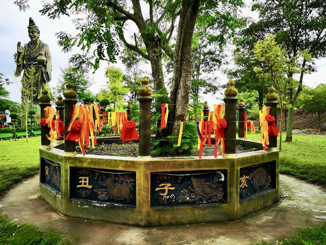 Tian Pao Kong Temple: Where Firecrackers, Fortune & the Best Char Siew Collide" �🧨